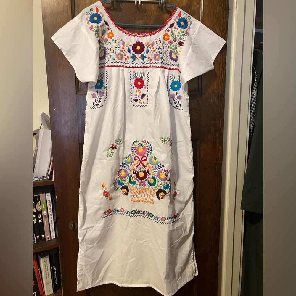 Mexican-style embroidered dress. Size medium/large.